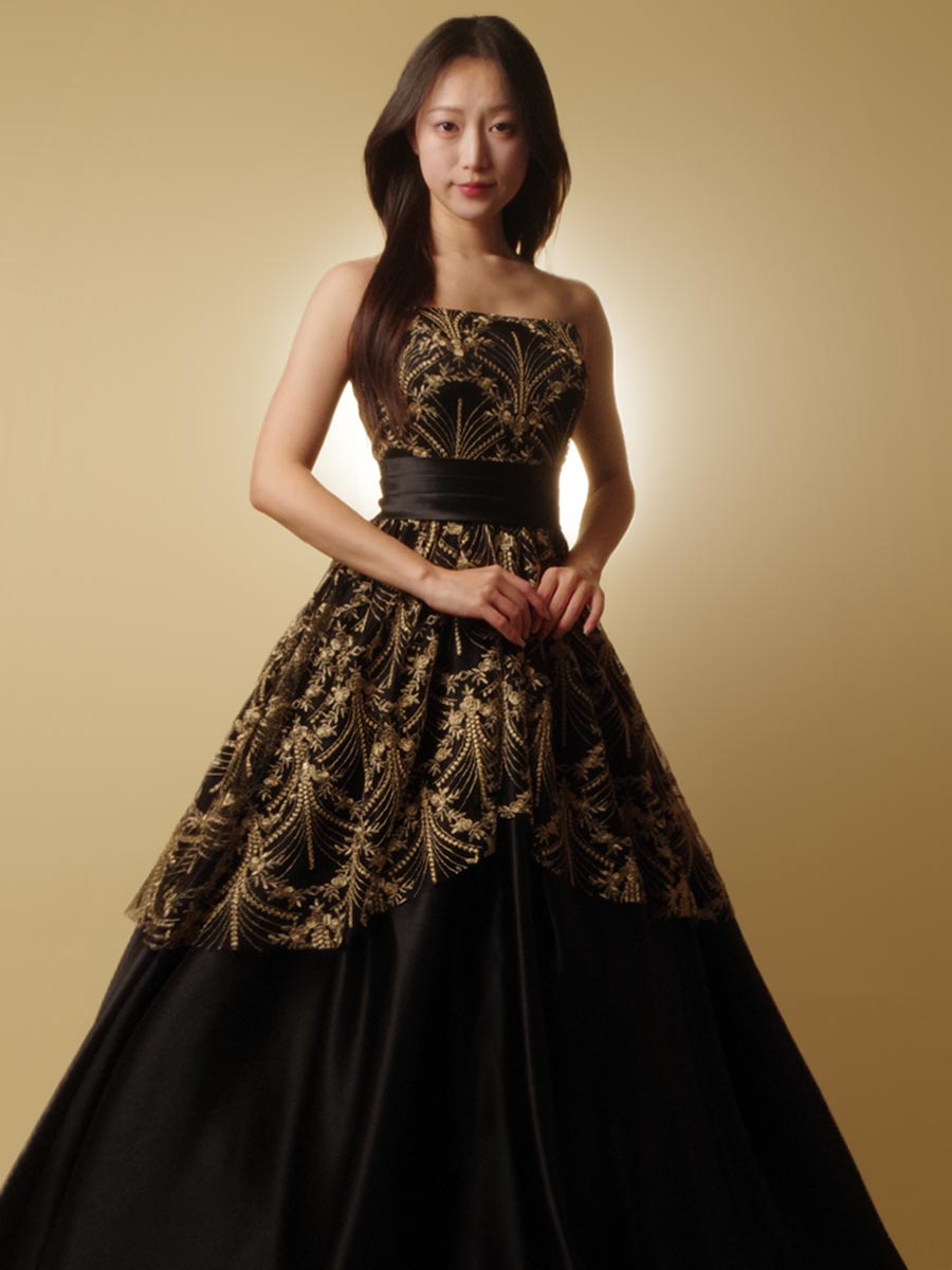 ゴールド刺繍チュールのドレープデザインがエレガントな演奏会向け