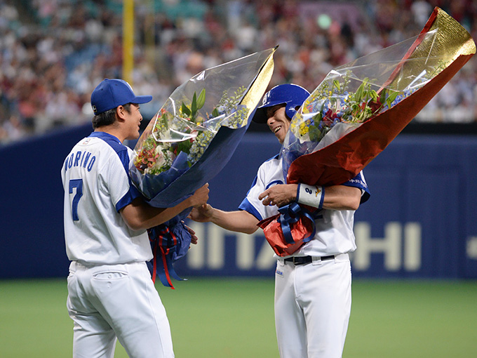 中日ドラゴンズ オフィシャルウェブサイト - 荒木雅博選手 2000安打達成