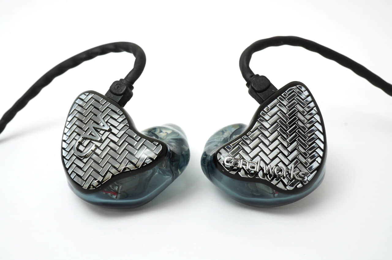 カナルワークスから2ウェイ6ドライバのカスタム＆ユニバーサルイヤホン