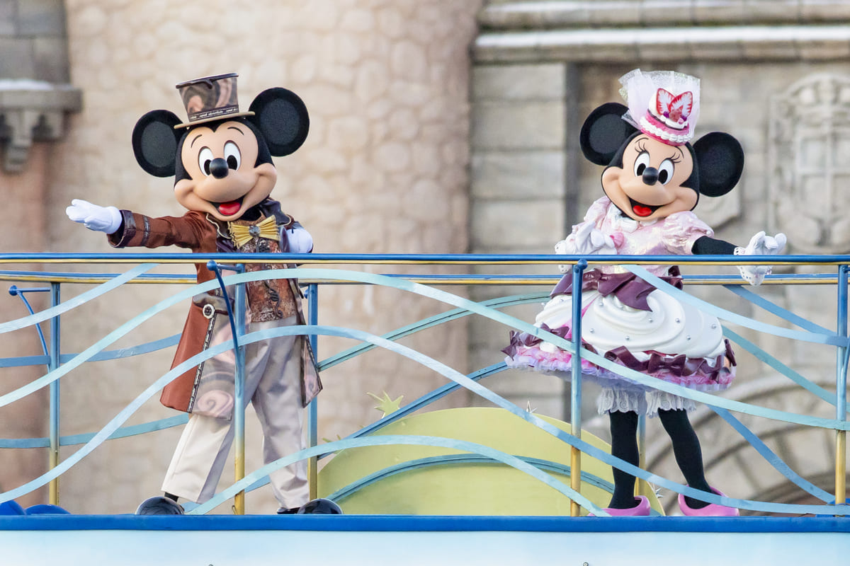 テーブル・イズ・ウェイティング』の音楽とコスチューム！東京