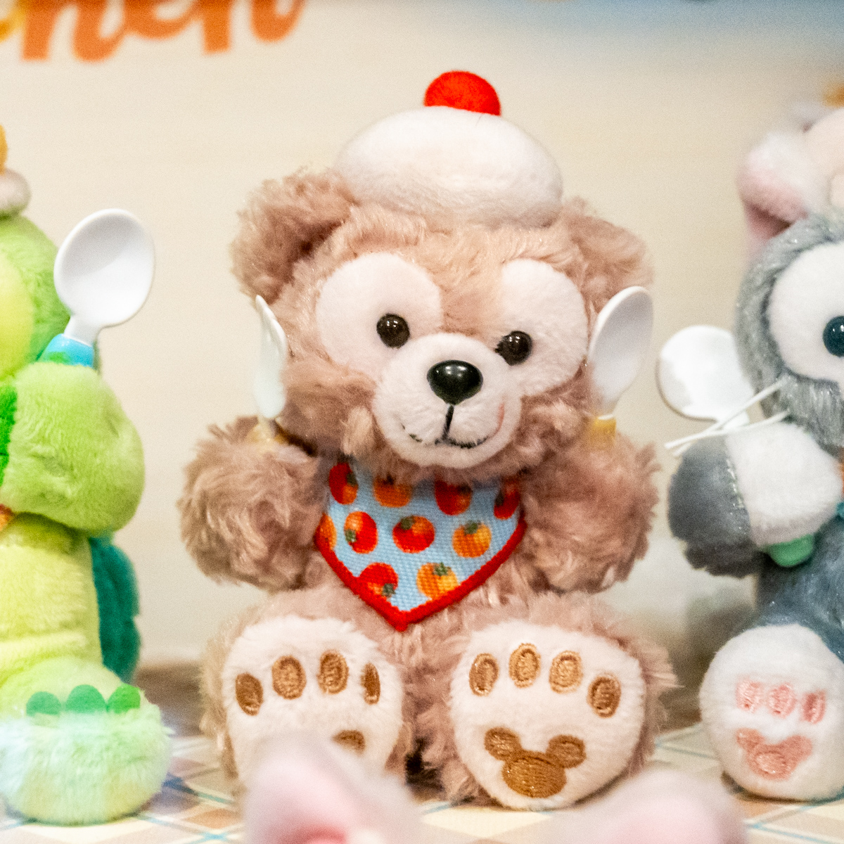 スプーンとフォークを持った食いしん坊スタイル！東京ディズニーシー