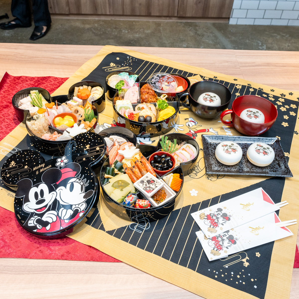 ミッキー型のお重がかわいい！ベルメゾン ディズニー 2025年「おせち