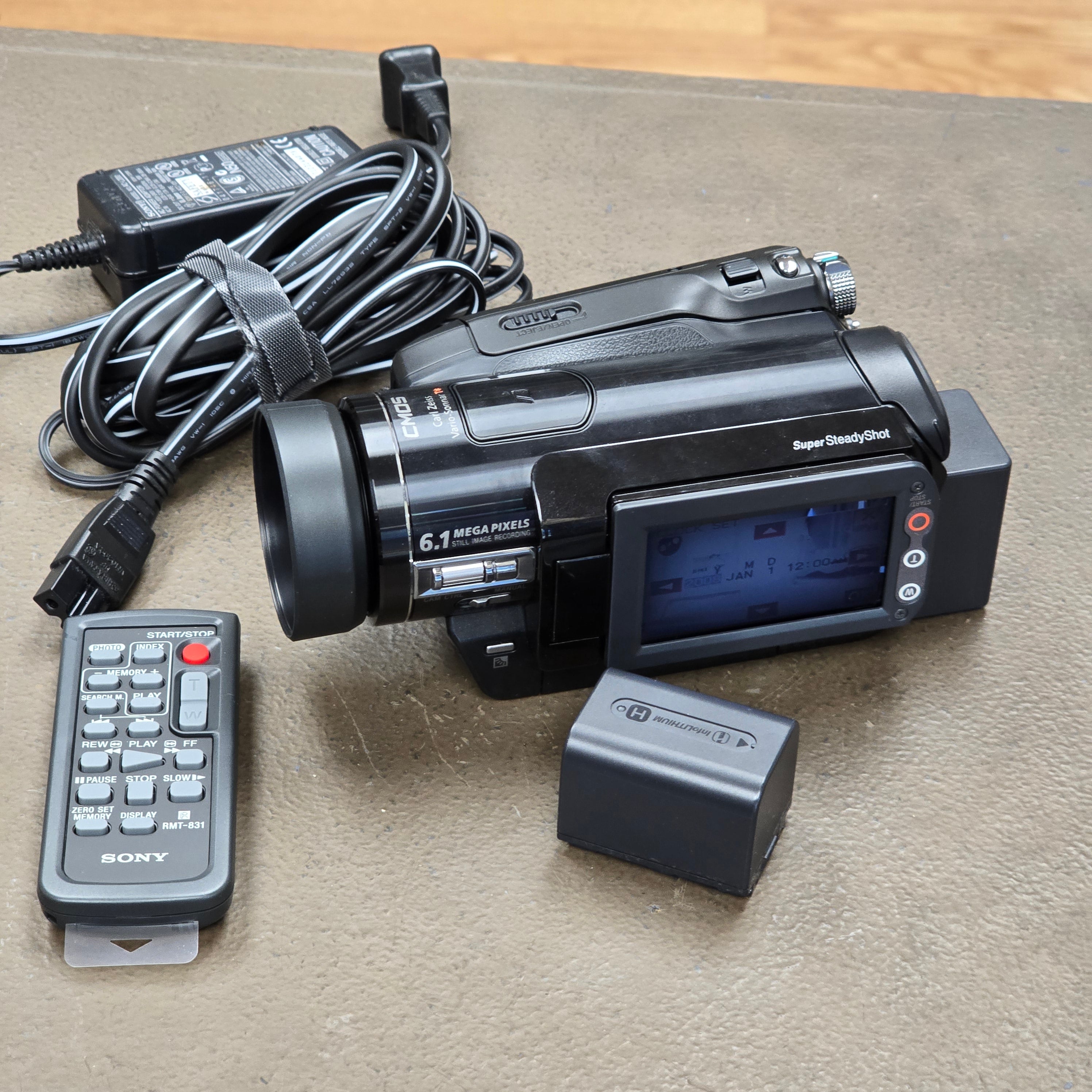 Sony HDR-HC9 HDV Mini DV 1080i Camcorder Package (NTSC) S# 122618