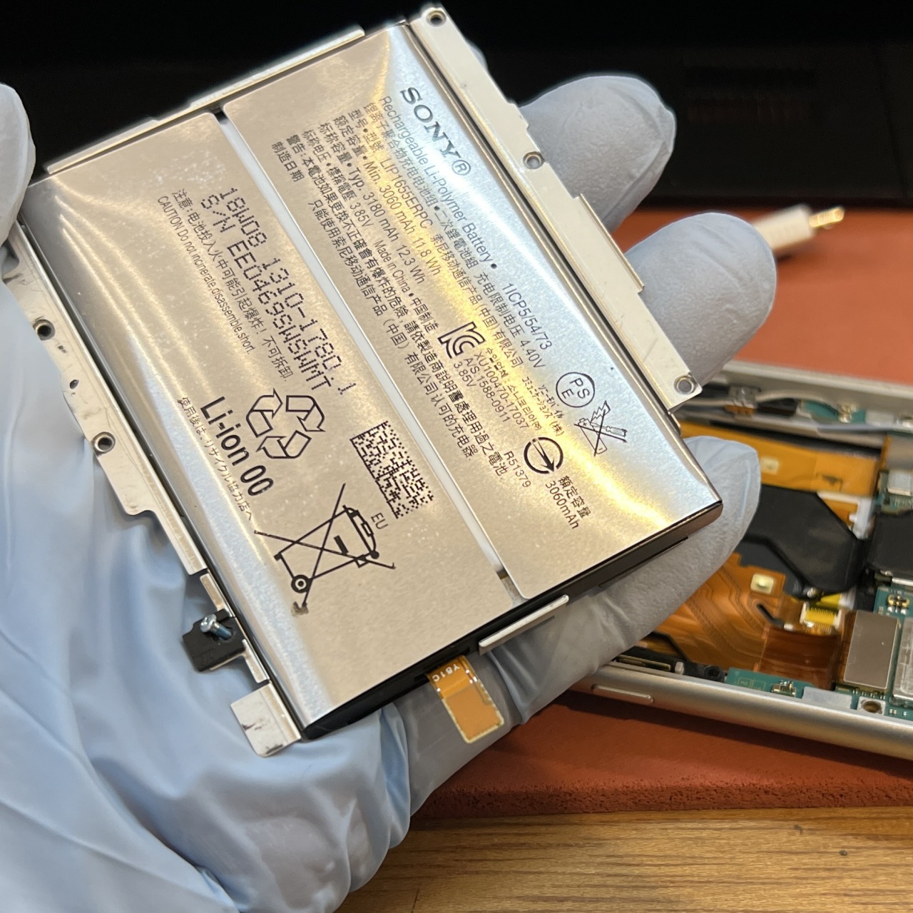 SONY Xperia XZ2 au SOV37 バッテリー膨張 交換修理