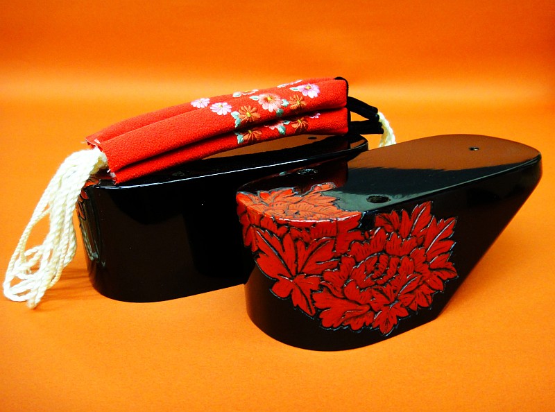 桐ぽっくり村上堆朱（椿） | 越後桐下駄 小林履物店