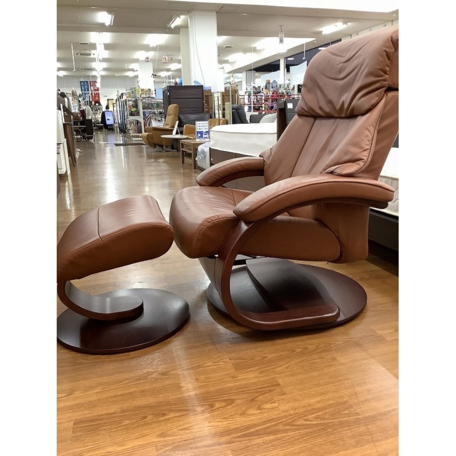 HJELLEGJERDE (イエリアーダ) リクライニングソファー&オットマン