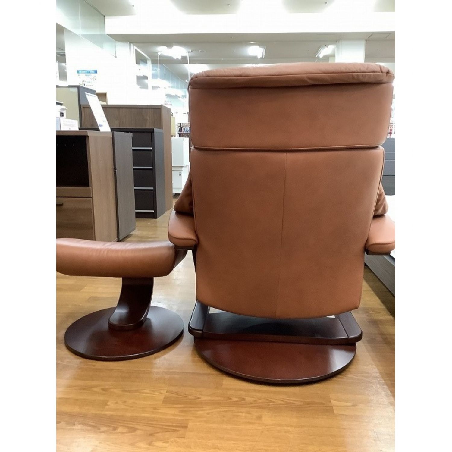 HJELLEGJERDE (イエリアーダ) リクライニングソファー&オットマン