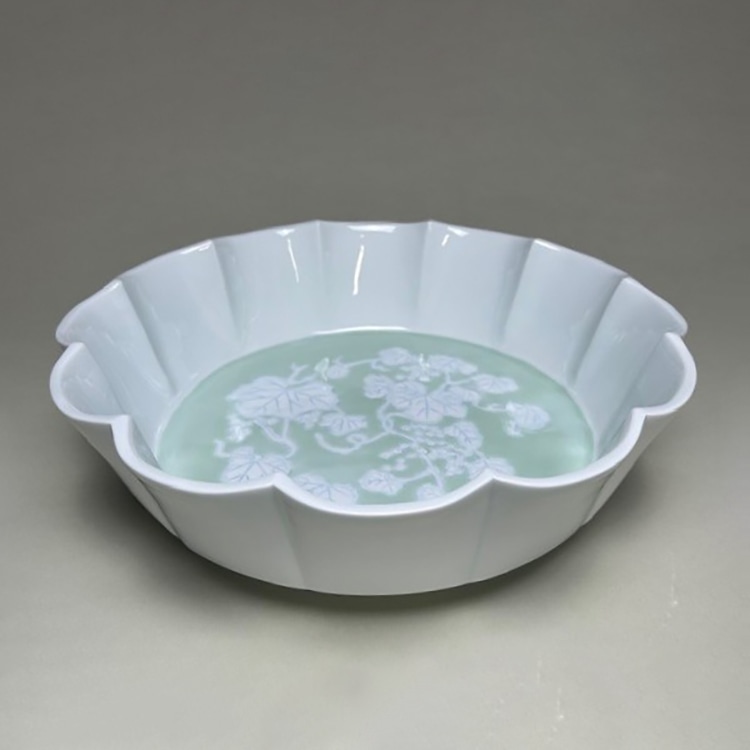 井上萬二]陶芸『白磁緑釉染葡萄彫文花形花器』: JALショッピング｜JAL