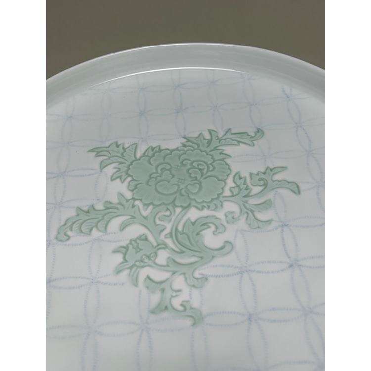 井上萬二]陶芸『白磁緑釉牡丹彫文皿』: JALショッピング｜JAL Mall