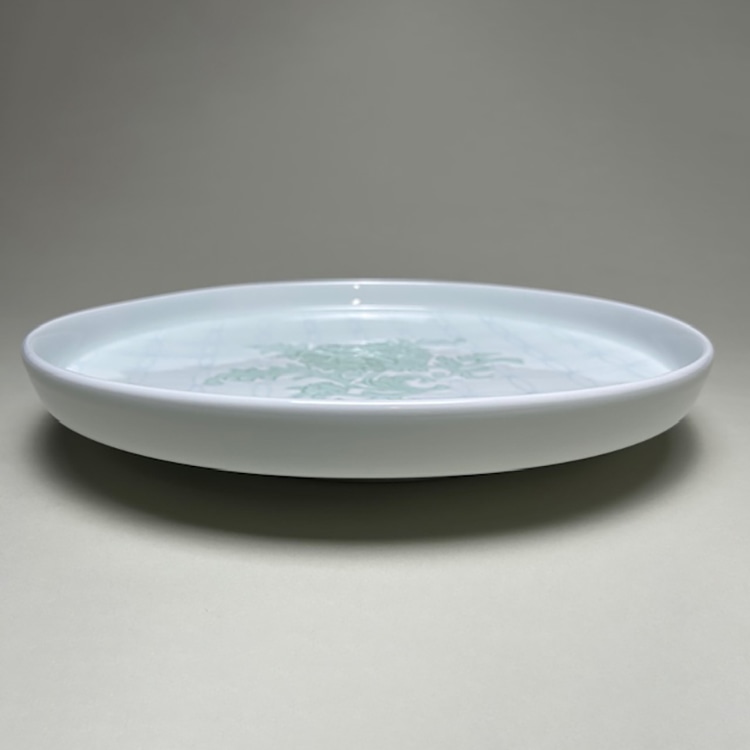 井上萬二]陶芸『白磁緑釉牡丹彫文皿』: JALショッピング｜JAL Mall
