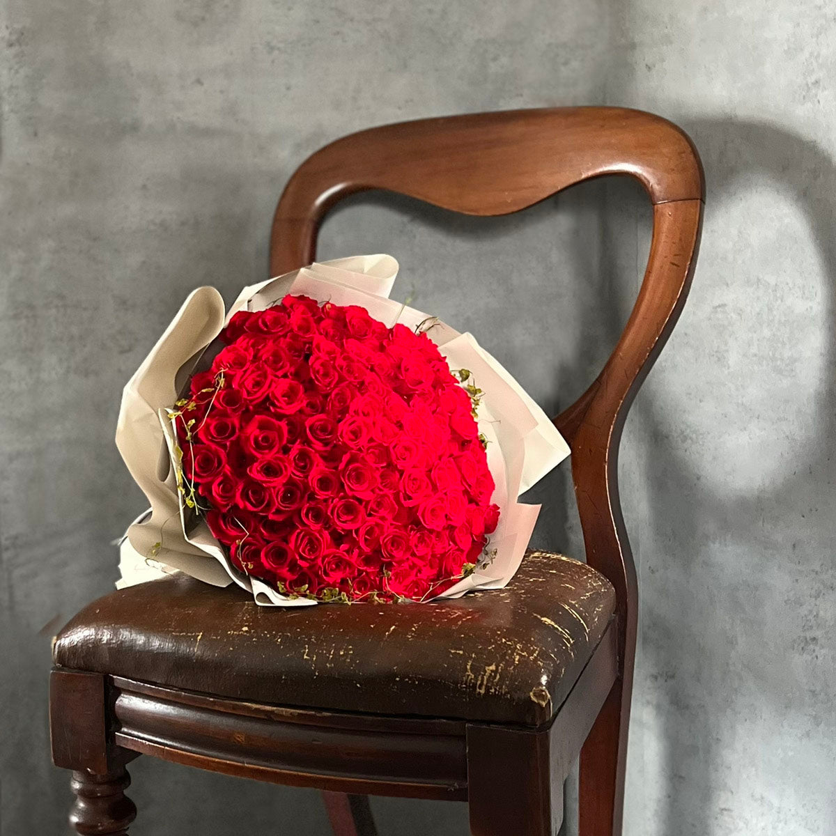108本のバラのブーケ（プリザーブドフラワー / レッド） – パコスフラワー
