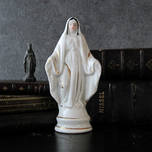 白磁の聖母マリア像 - Eggplant