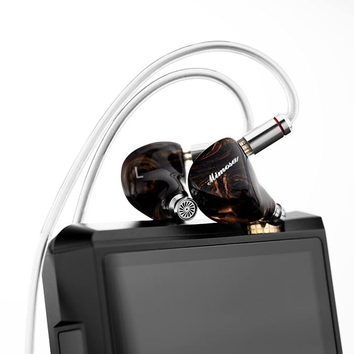 QoA』より カラーリングによって素材が異なるフェイスプレートが特徴的