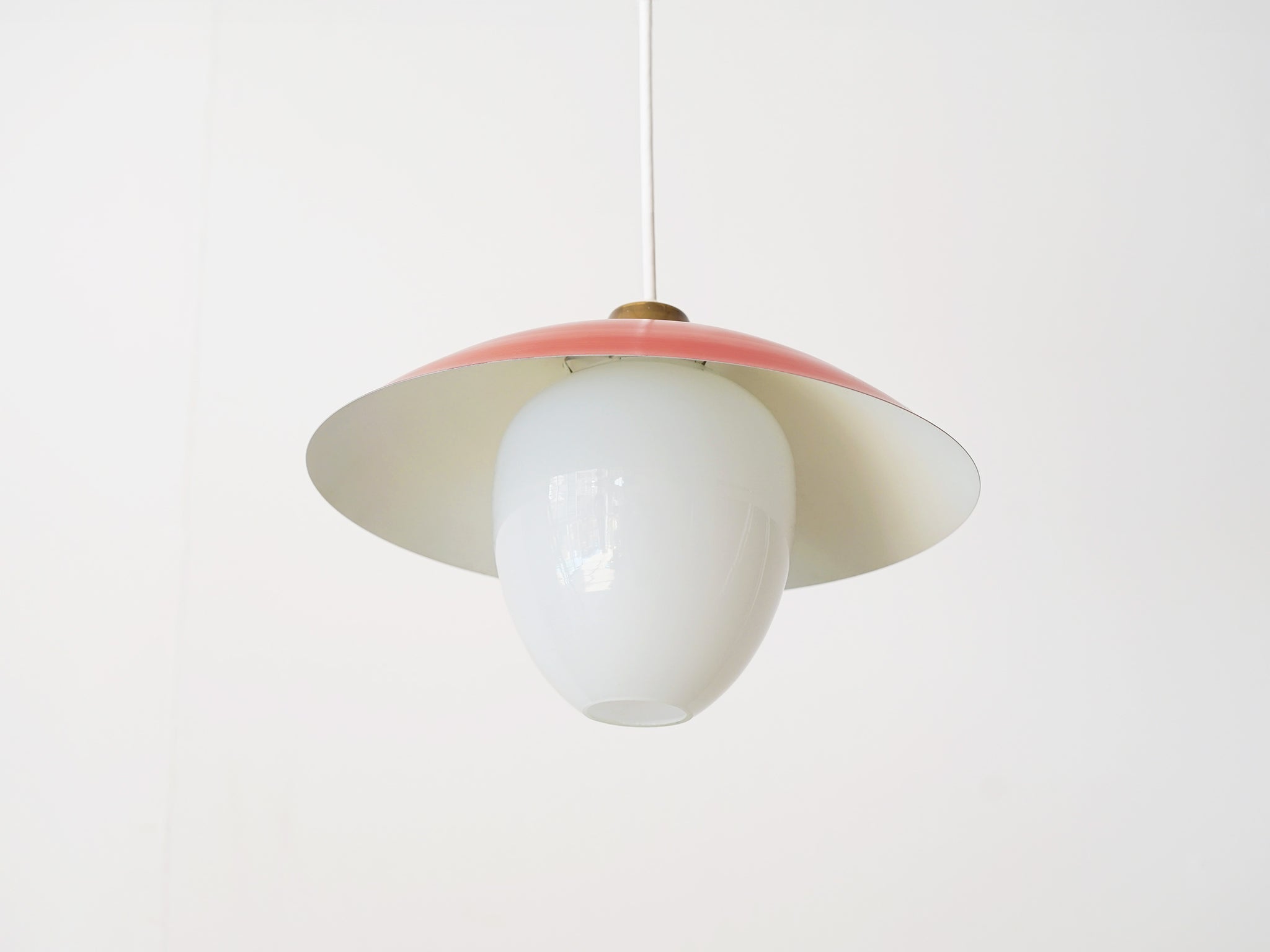 1950年代ヴィンテージランプ 赤いシェードのガラスのペンダントライト