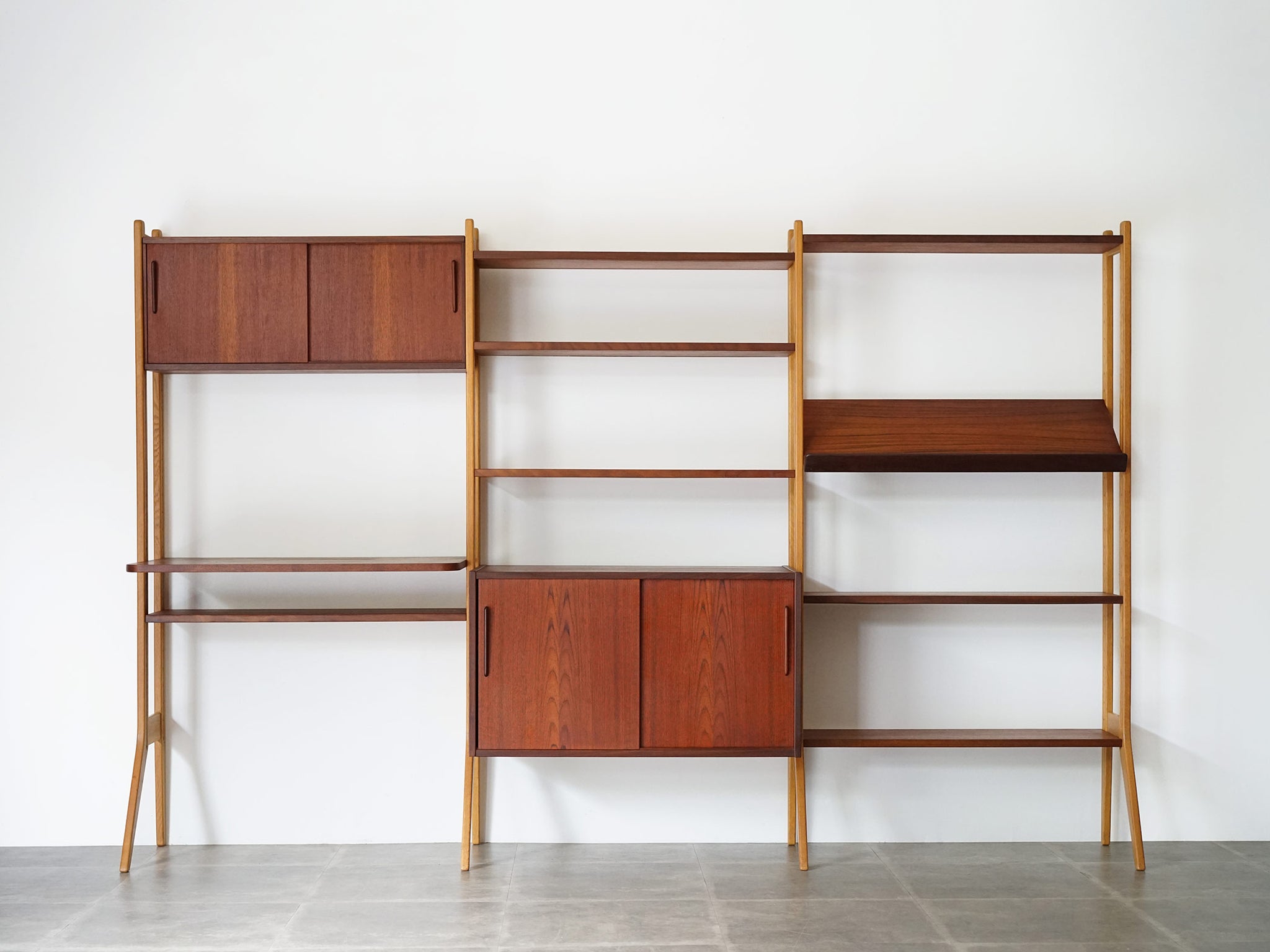 デンマークデザインのシェルフ オークとチーク材のウォールユニット
