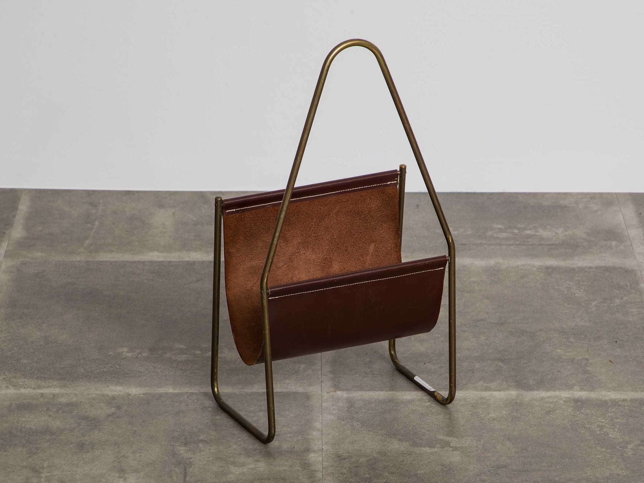 Carl Aubock（カール・オーボック）の真鍮とレザーのマガジンラック