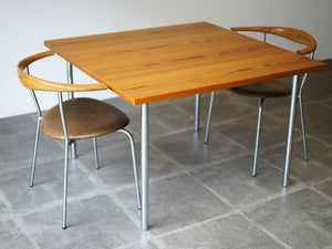 Poul Kjærholm（ポール・ケアホルム）PK-44 正方形のダイニング