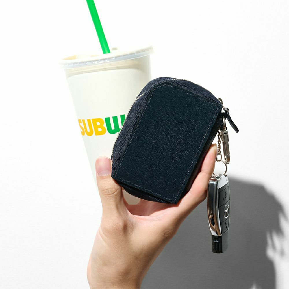 2月中旬お届け】【辻元 舞さんコラボ】スマートWキーケース KHAKI