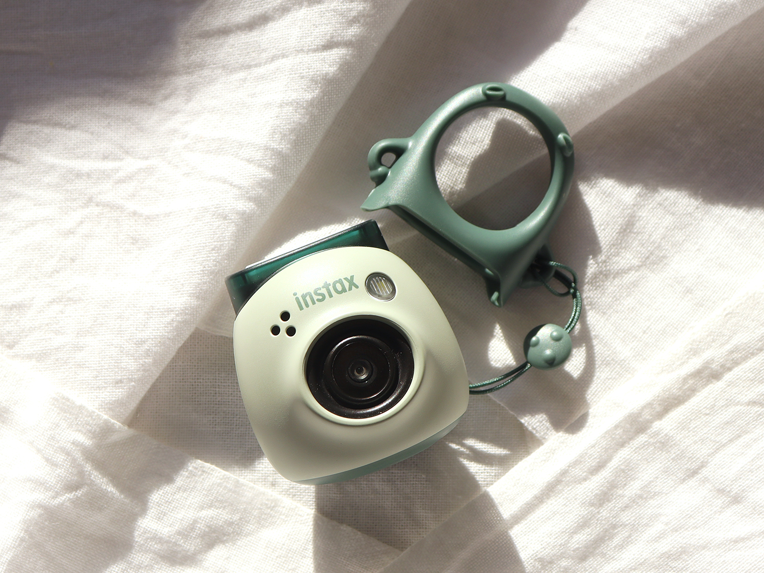 新感覚！手のひらサイズのチェキカメラ「INSTAX Pal(インスタックス