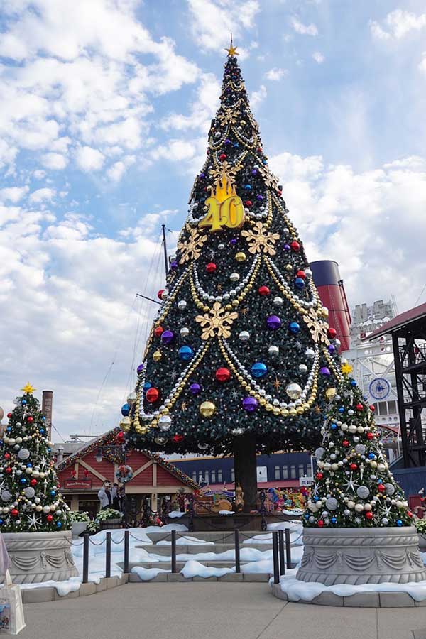 東京ディズニーシー、4年ぶりに巨大クリスマスツリー登場 細かな演出に