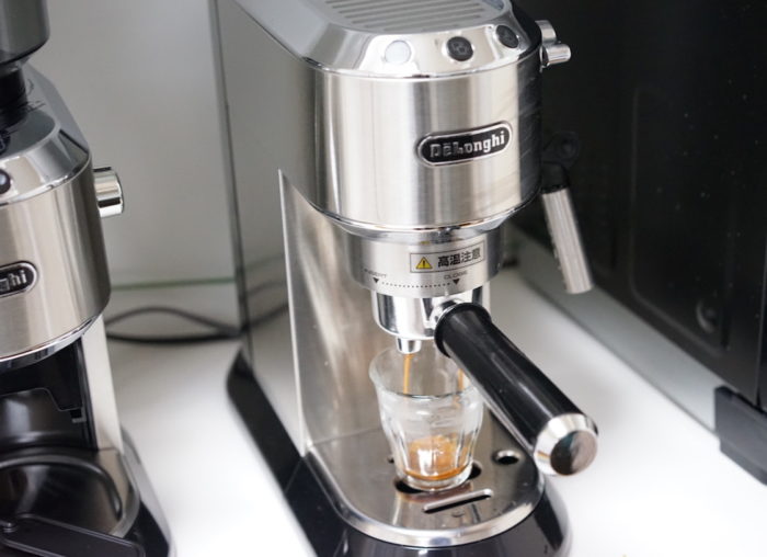 デロンギのエスプレッソメーカー(EC680)とコーヒーグラインダー(KG521J