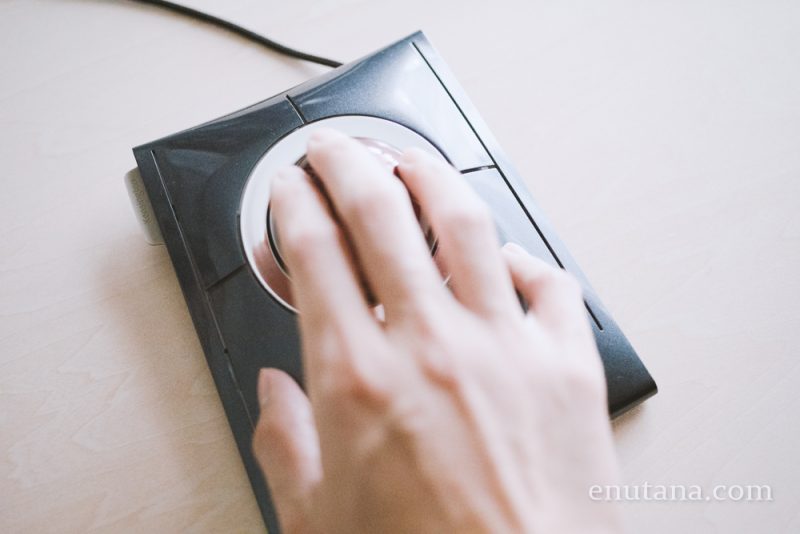 ケンジントンのトラックボールマウス、名機スリムブレイドをレビュー