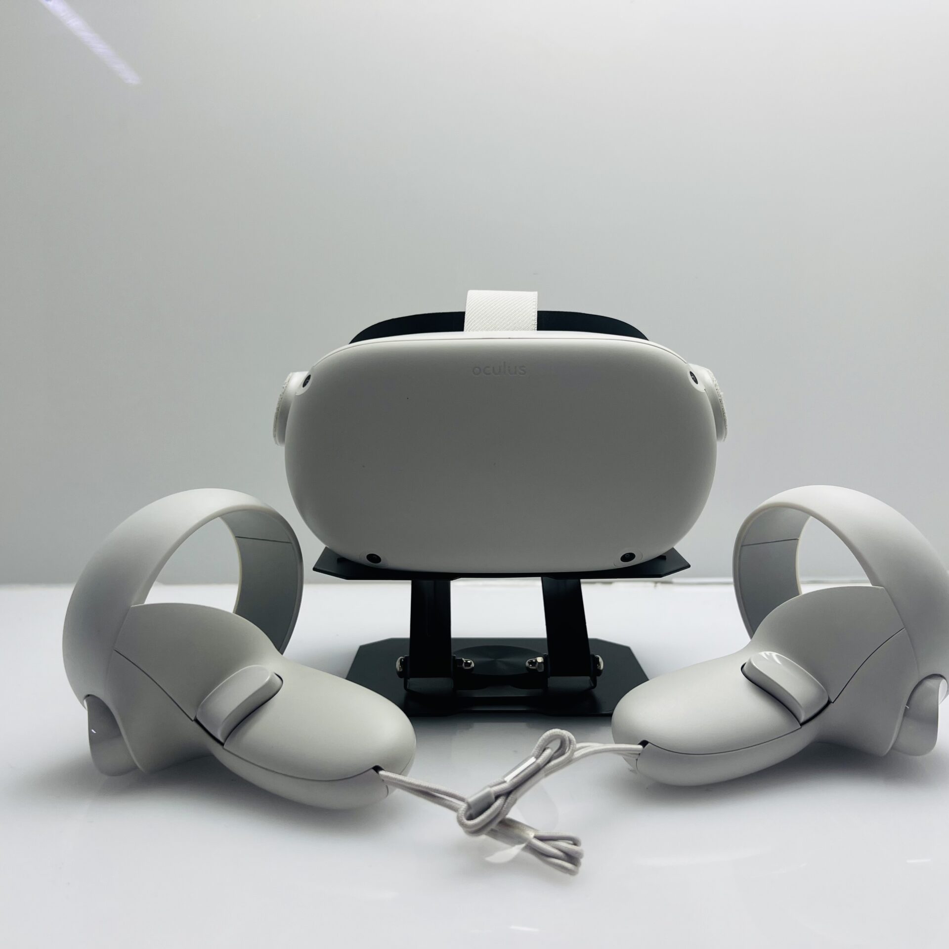 Buy Used Meta Oculus Quest 2 VR Headset 64GB White + 2 Touch