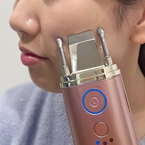 超音波の力で 毛穴汚れを浮かせて EMS機能で表情筋ケア イン