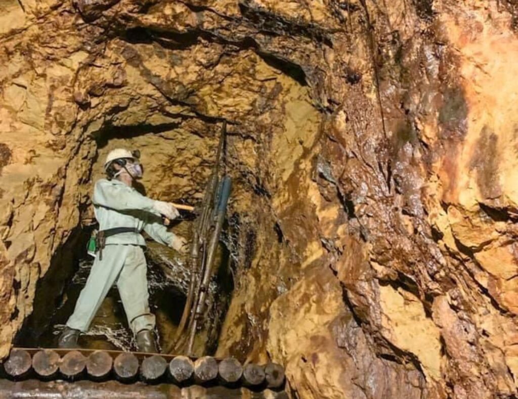 尾去沢鉱山の自然銅(父親は坑道掘りでした) 坑道を潜り採掘の様子を