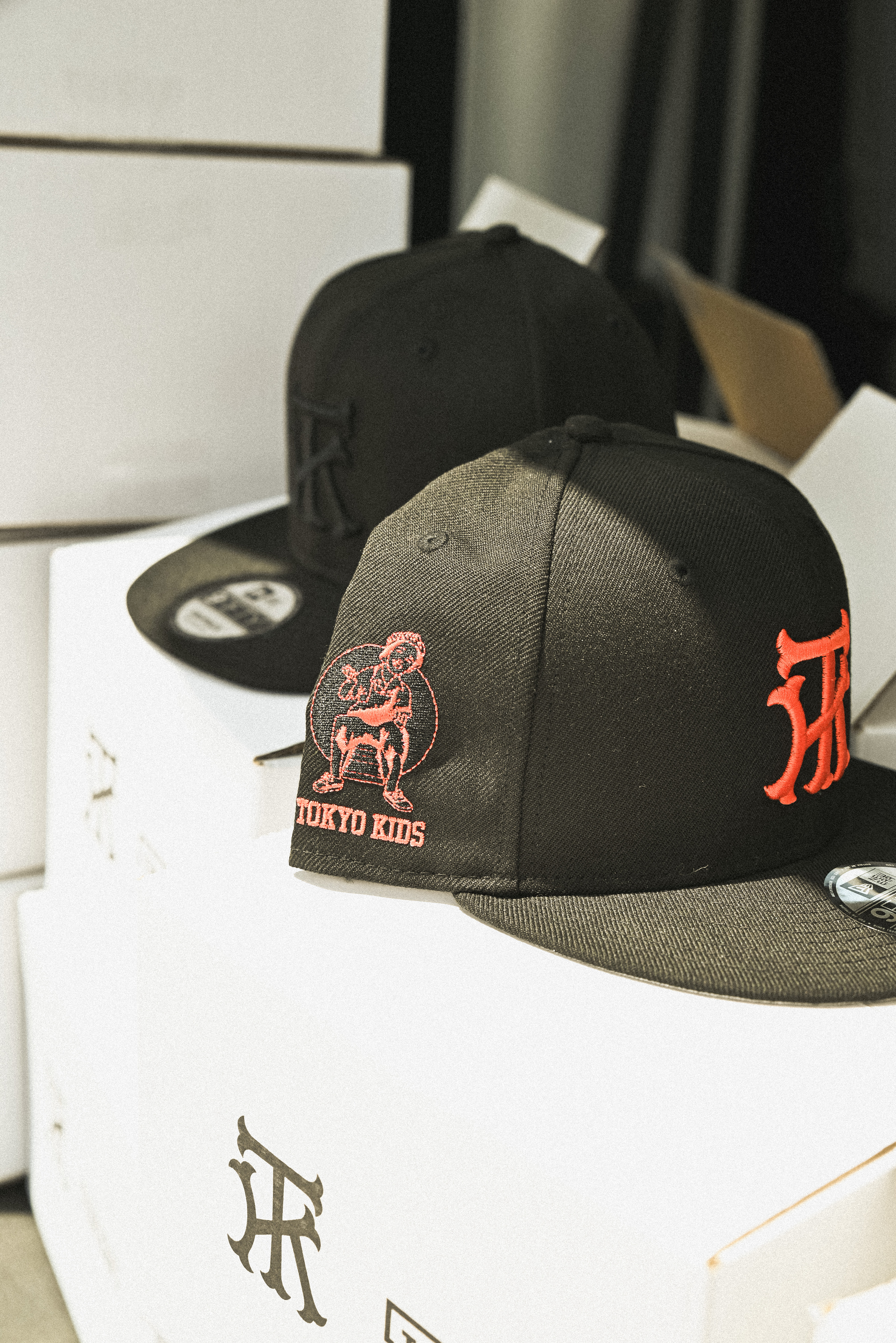 TOKYO KIDS」と「THE CAP」のコラボレーションが、美空ひばり88歳の