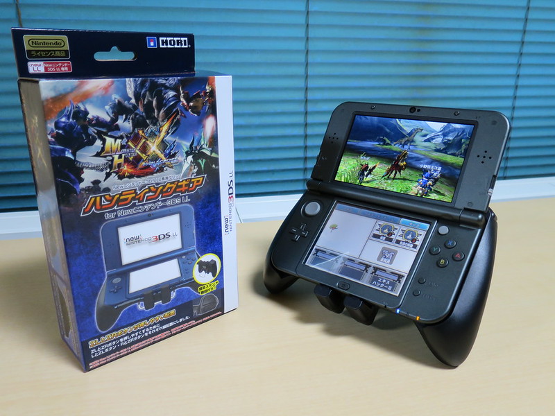 スタンド付きのグリップで狩りを快適に！「モンスターハンターダブル