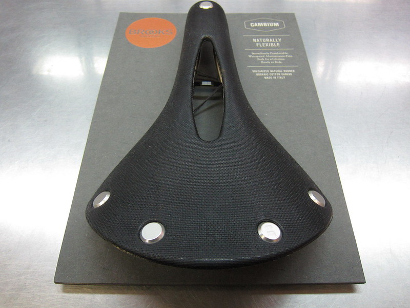 馴染むとジャストフィットするサドル BROOKS 