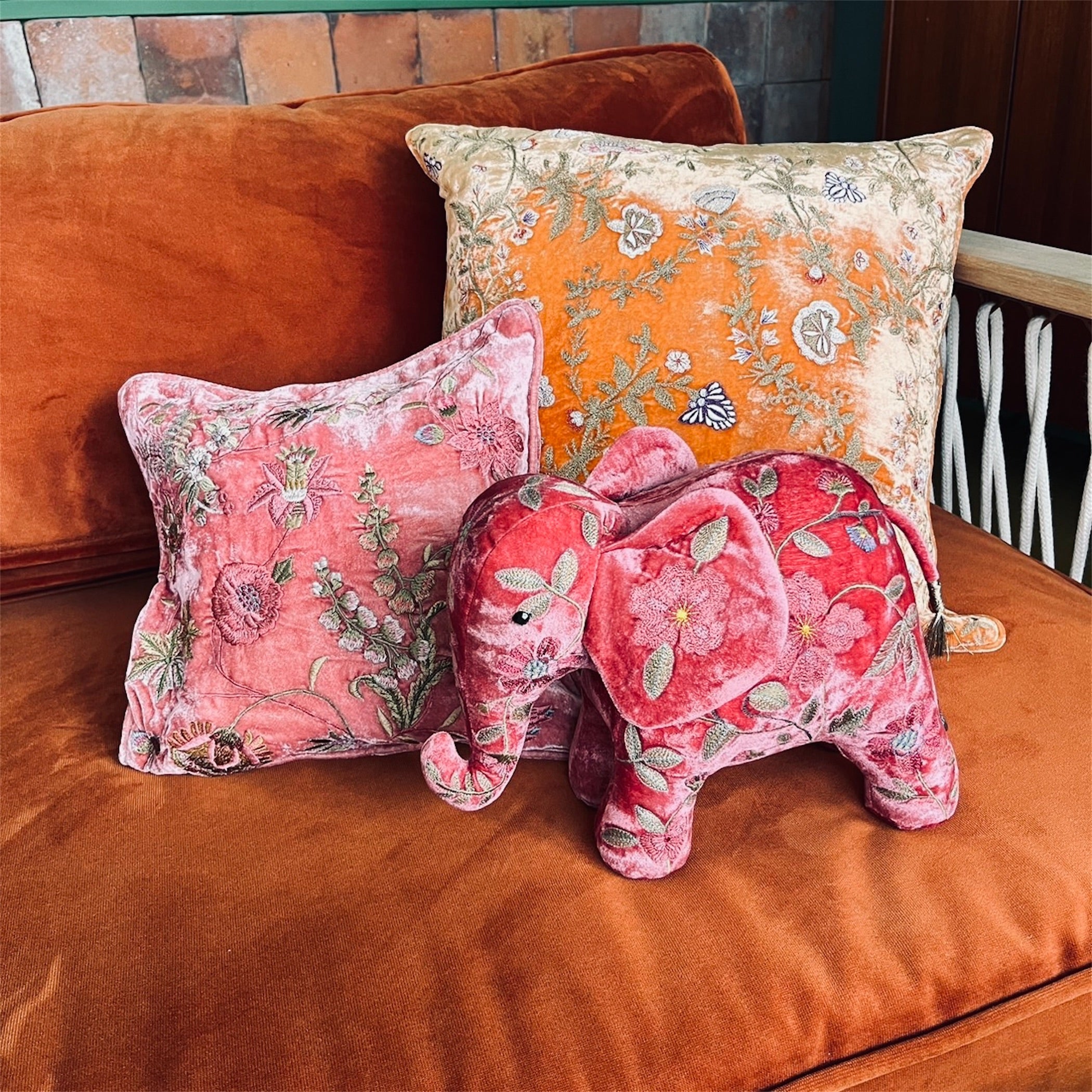 ベルベットクッションカバー 花刺繍オレンジ | フィールシーン / FEEL