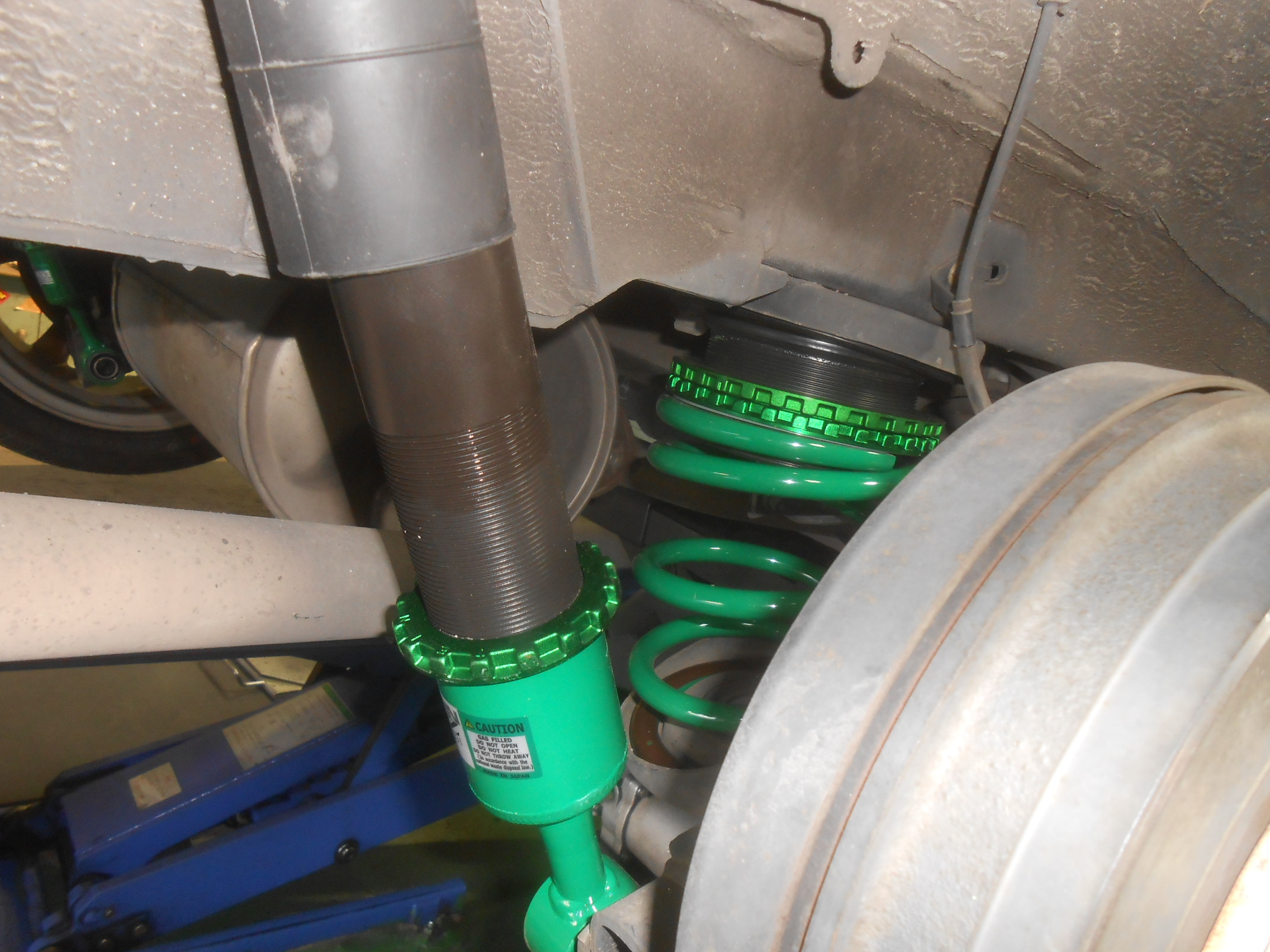 ノア AZR60 車高調取り付け 四輪アライメント - カー用品持込取り付け