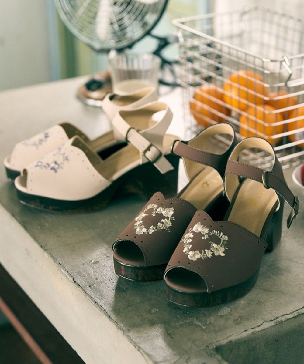 □ハートリース刺繍ウッドライクソールサンダル/F i.n.t [49AA02d004