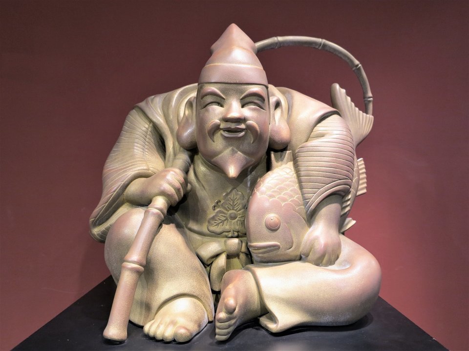 実は釣りに縁が深い！？釣り竿を担いでタイを片手に持つ七福神のえびす