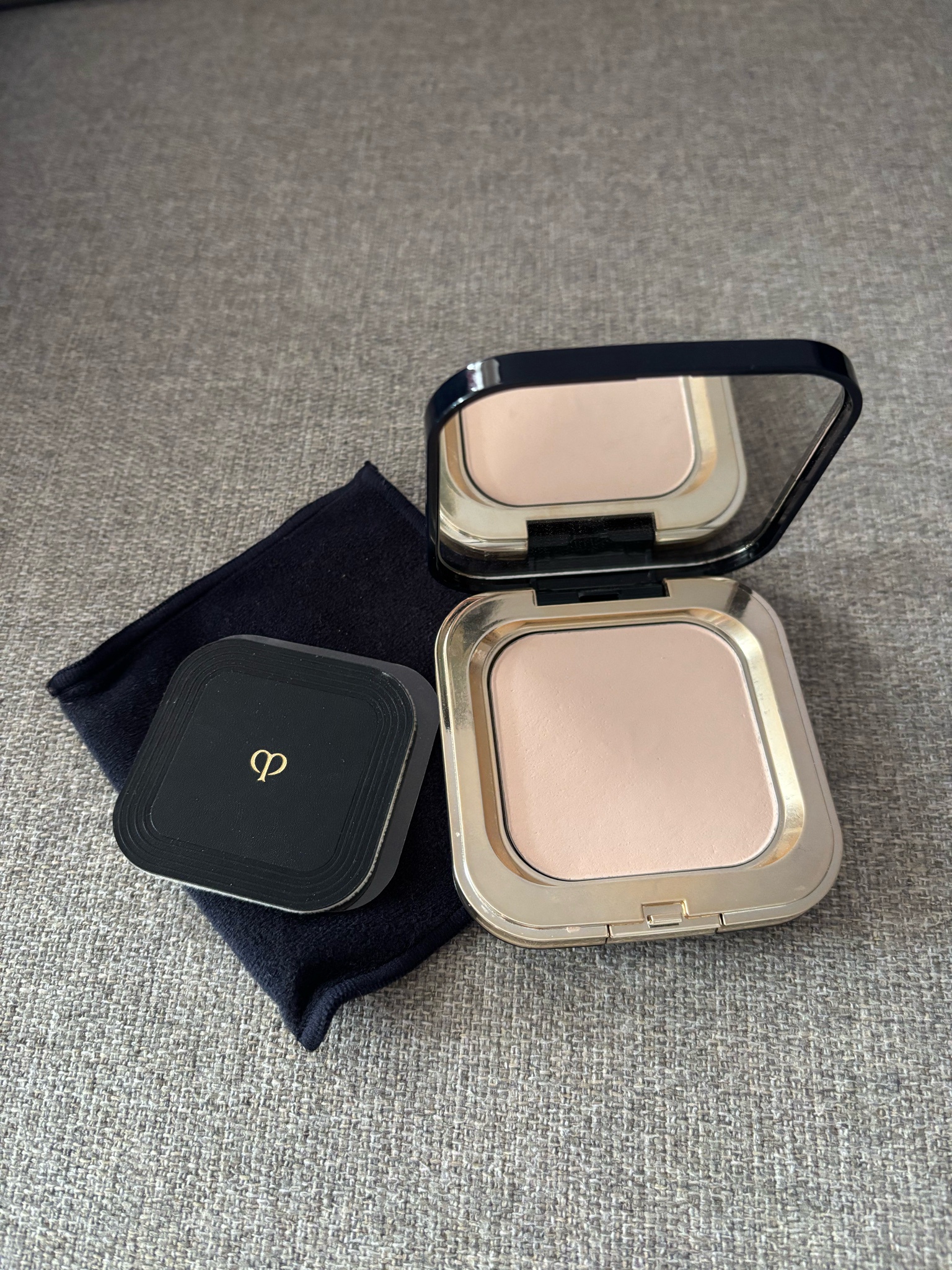 クレ・ド・ポー ボーテ / プードルコンパクトエサンシエルnの公式商品