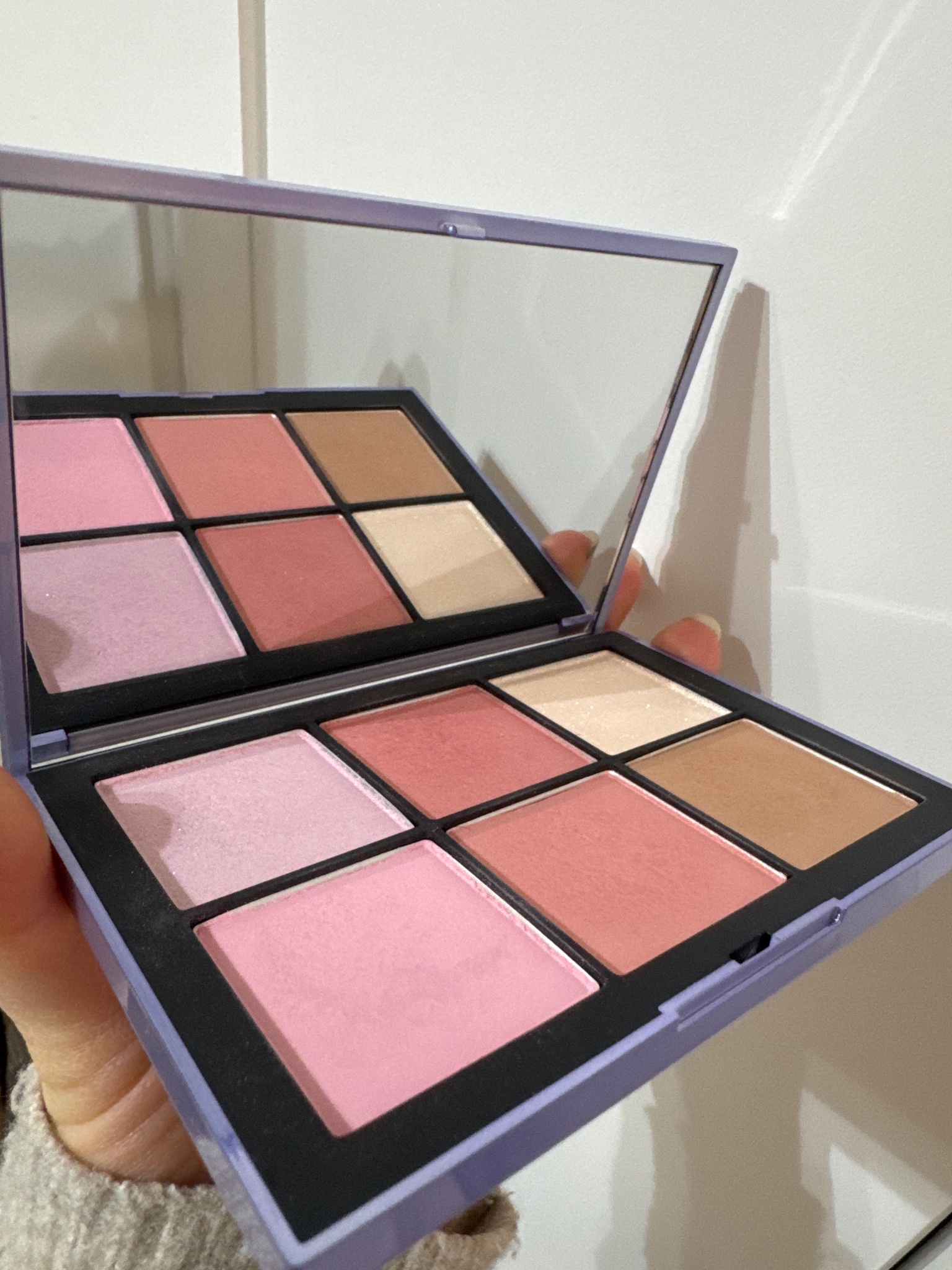 NARS / エシリアル オーラ ブラッシュパレット ライトスピードの公式