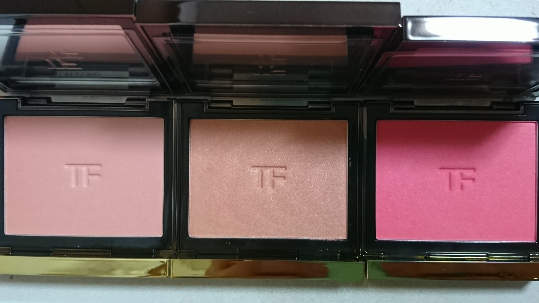 トム フォード ビューティ / チーク カラー 06 インヒビジョンの公式