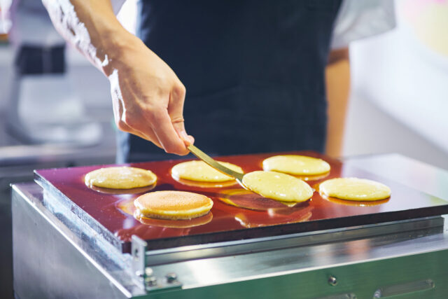 パンケーキやどら焼きを工場製品並みに均一に焼き上げ！ 卓上型焼き器