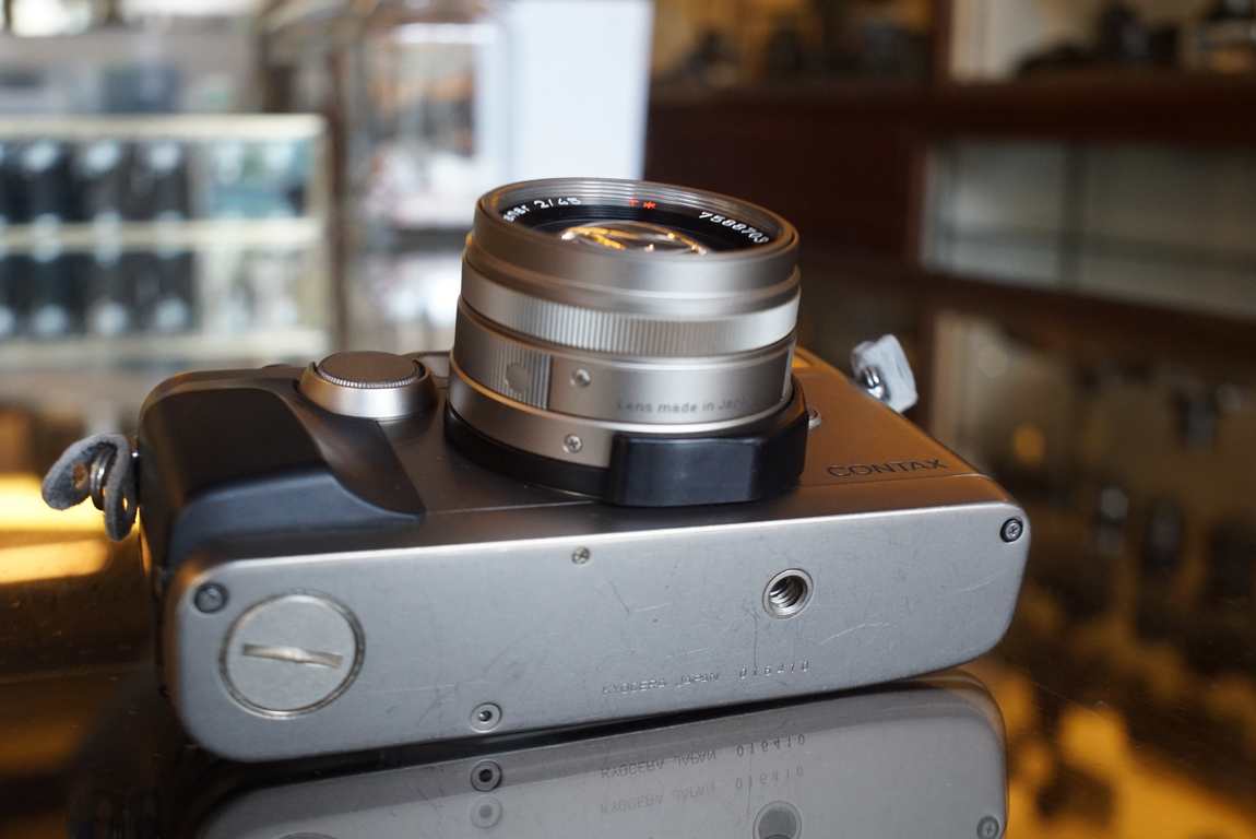 Contax G2 titanium + Carl Zeiss Planar 45mm F/2.8 T* lens