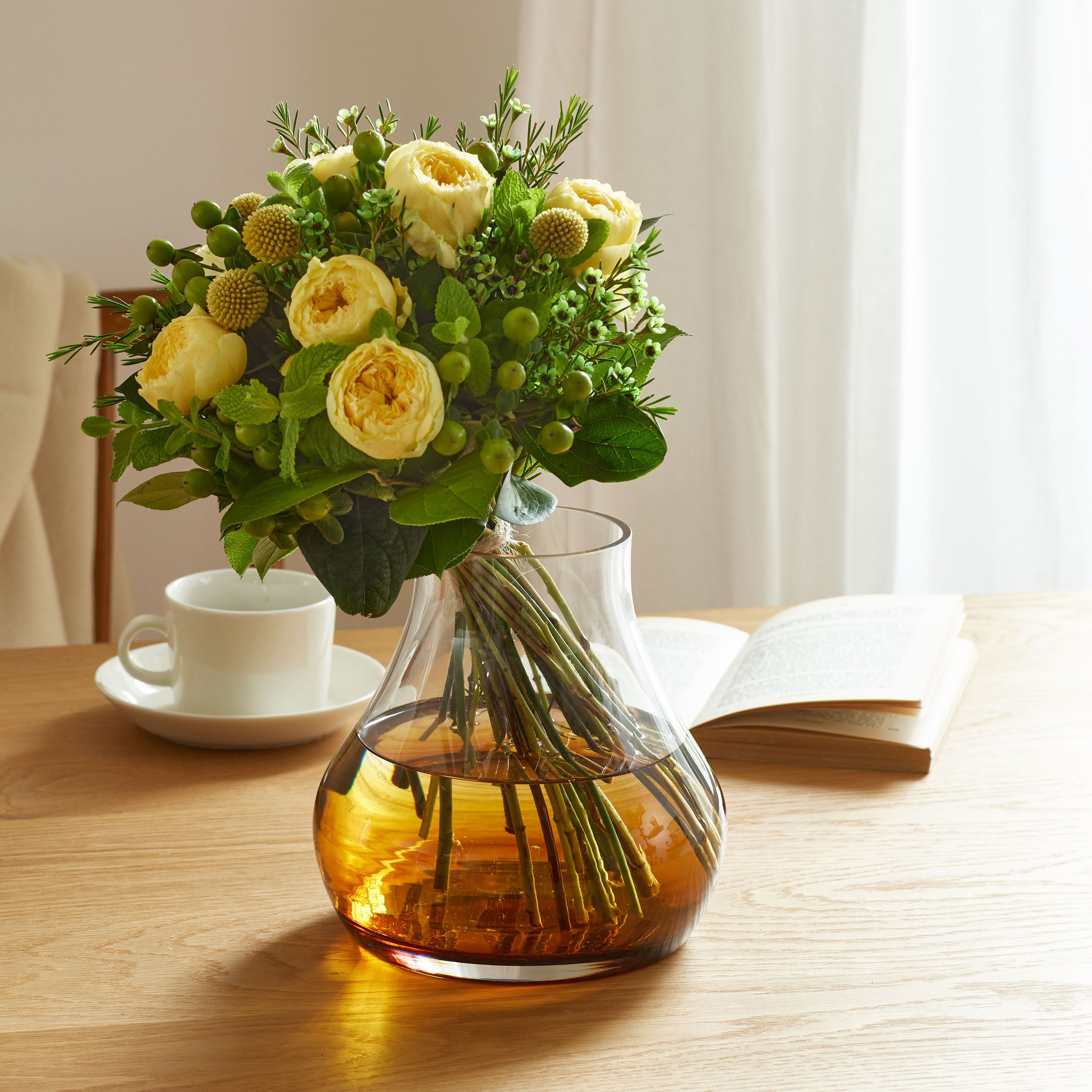 シンプルで機能的な、透明・茶色のグラデーションカラーが魅力のガラス