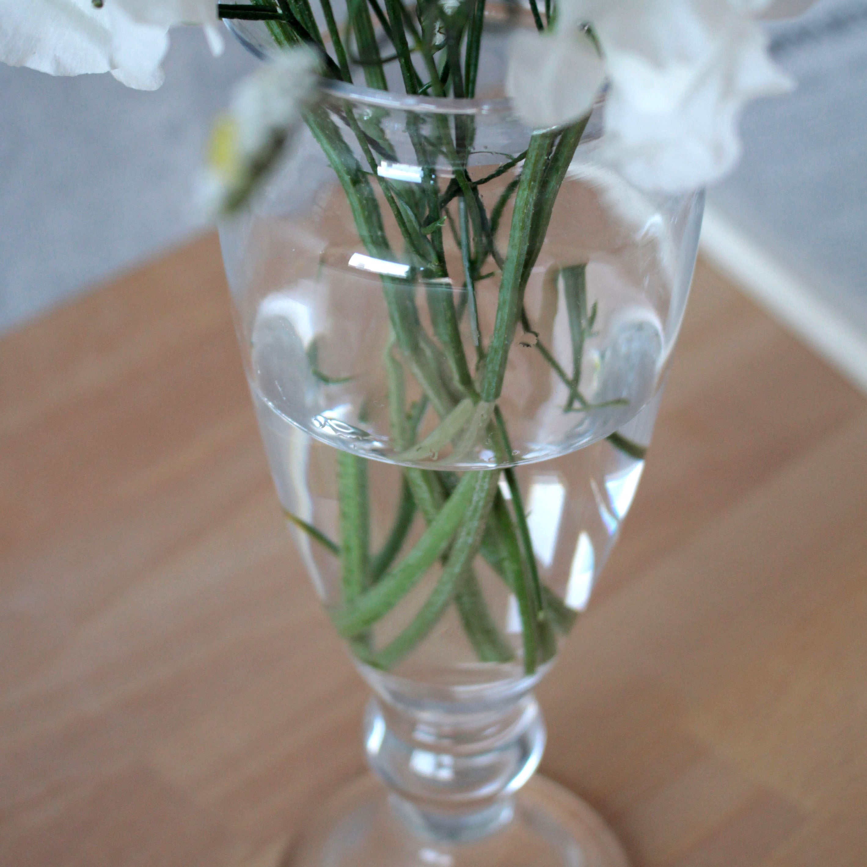 花を飾るのが特別なひとときに。クラシックなガラスの花瓶【 adrett