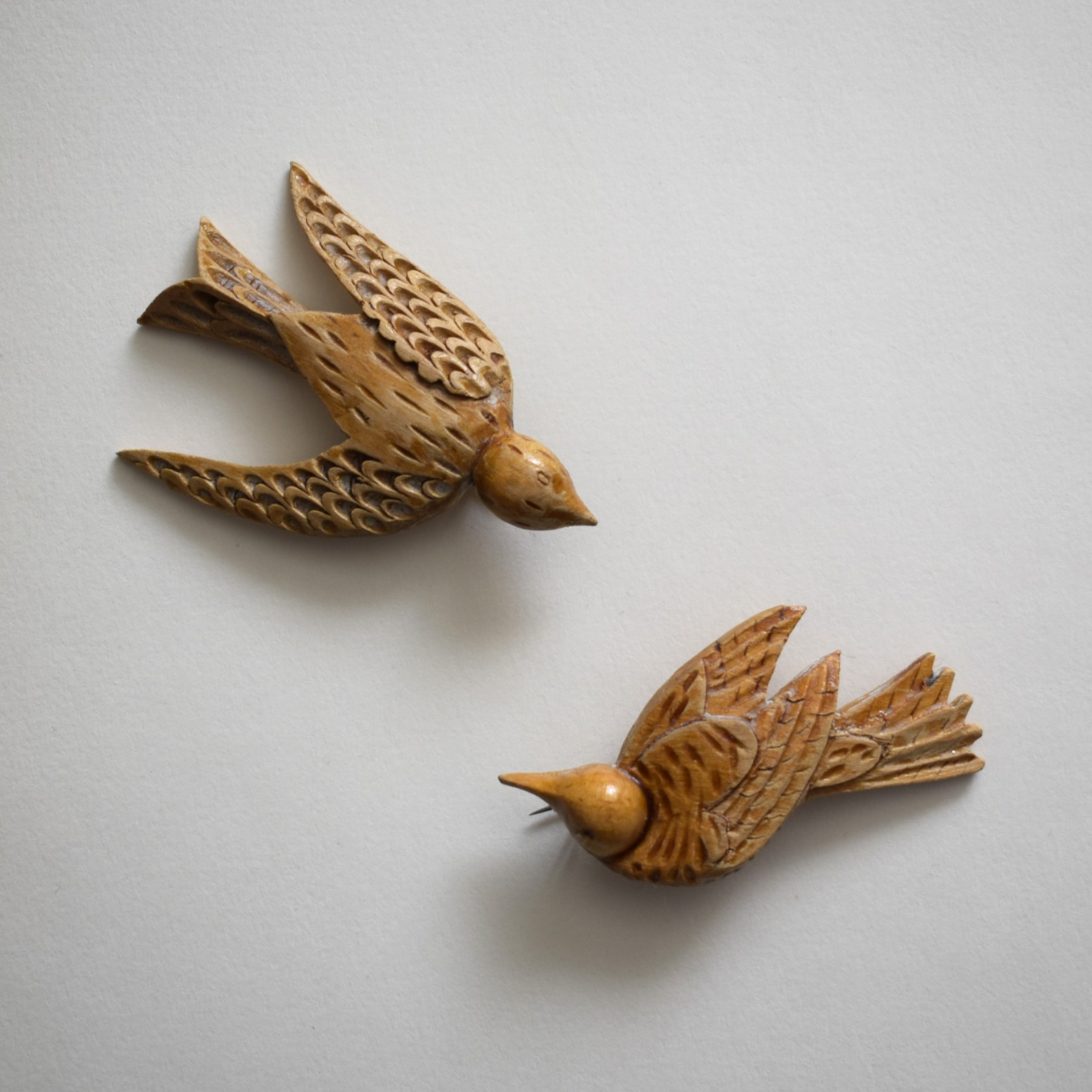 木彫りのブローチ ・二羽の鳥 / スウェーデン | florantik