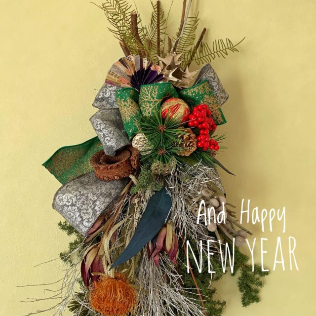 クリスマススワッグは誰でも簡単に作れるドア飾り。松とドライフラワー