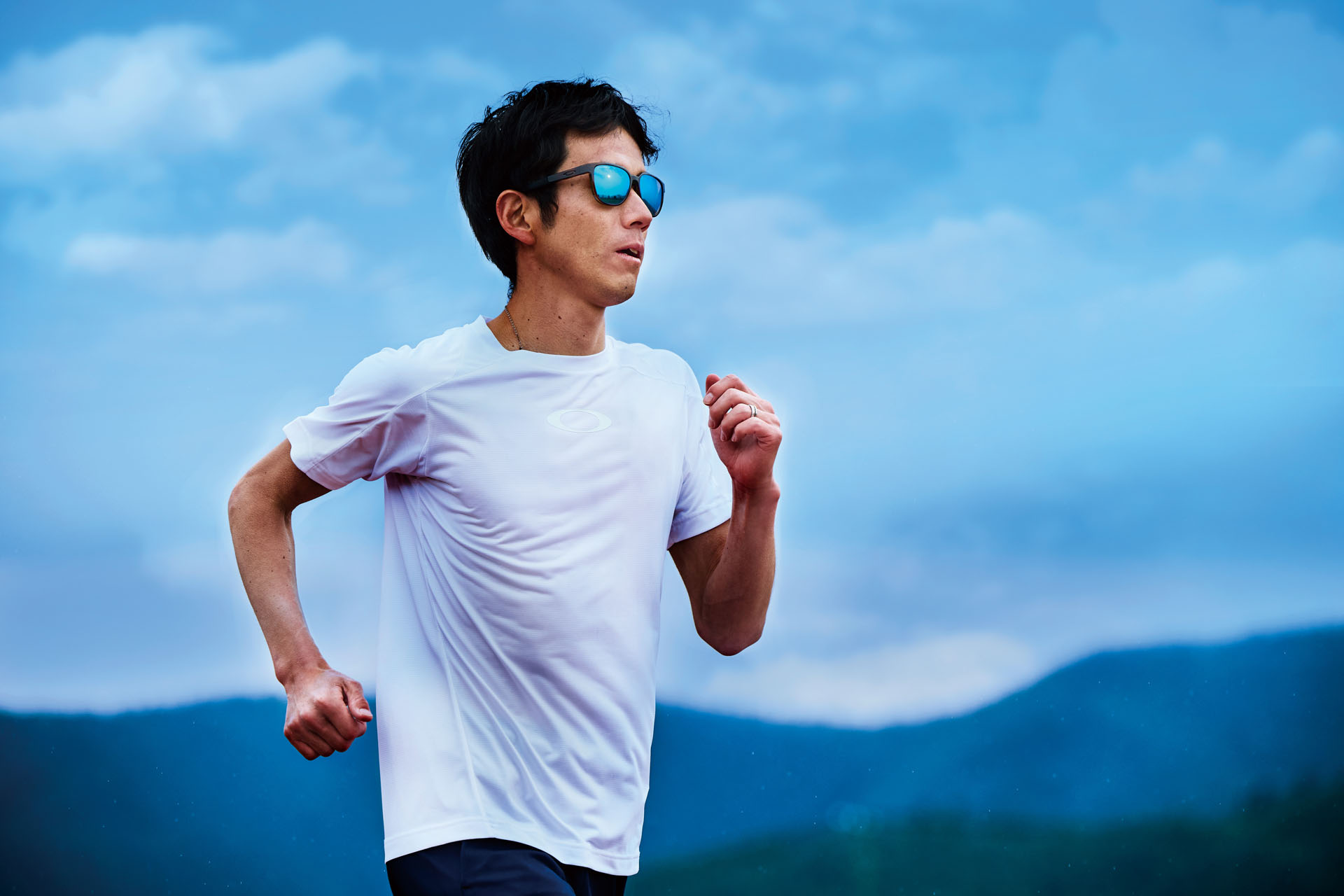 オークリーがブランドキャンペーン「PROTECT YOUR EYES」を開始