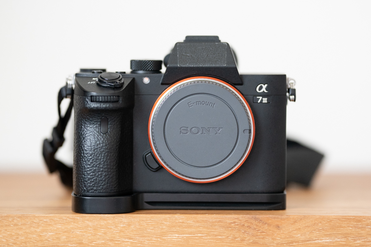 イチオシ】INPONエクステンショングリップでα7iii/Riii小指余り対策に