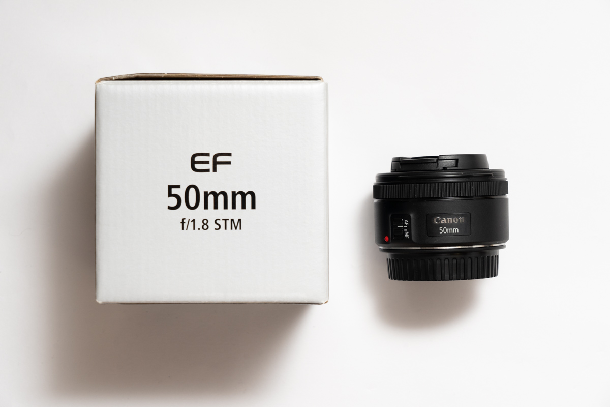 EF50mm F1.8 STMのレンズフードには、セクシーな純正ES-68を。レビュー