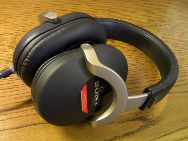 SONYのモニター用ヘッドホンのフラグシップモデル「MDR-Z1000