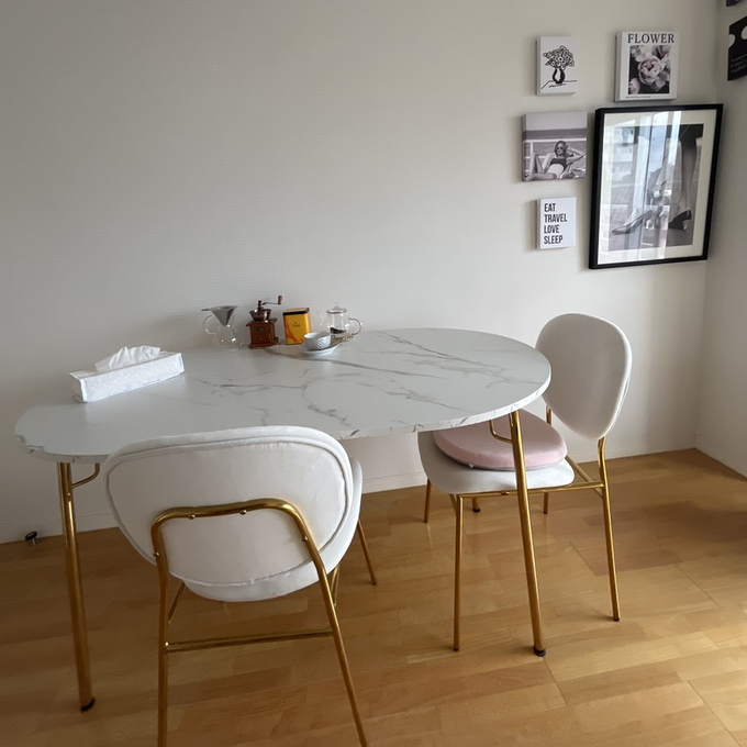 大理石柄×ゴールドのコンビネーションが高級感たっぷりなダイニング
